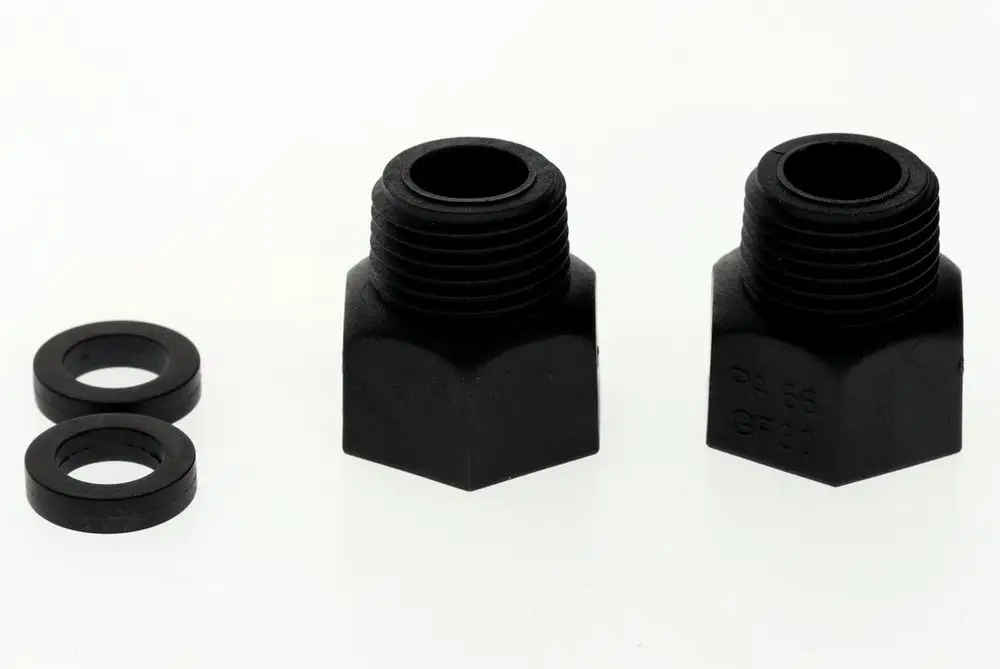 Zwei schwarze, hexagonale Messing-Nippel mit Außengewinde und zwei Gummidichtungen, geeignet für galvanische Isolation, von der Marke Bosch.